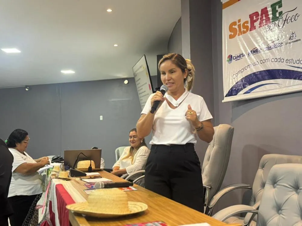 Formadora conduz o V Encontro Formativo do Programa ProLEEI em Camet&aacute;