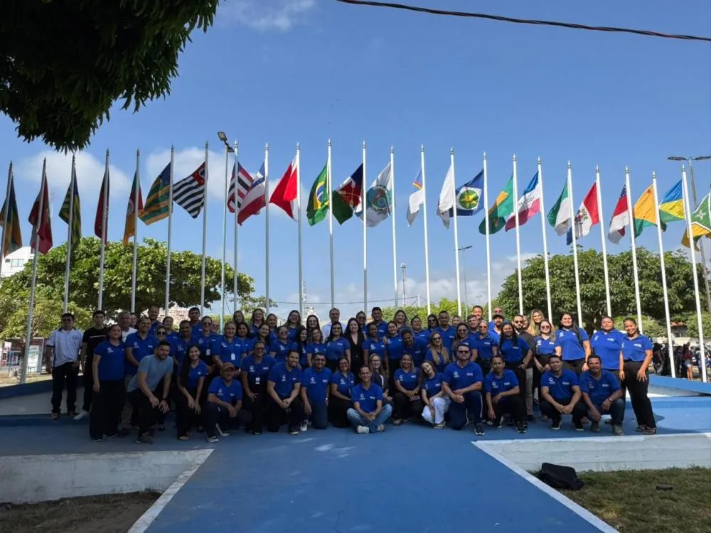 Autoridades, estudantes e comunidade escolar reunidos na abertura da Semana da P&aacute;tria 2026 em Camet&aacute;