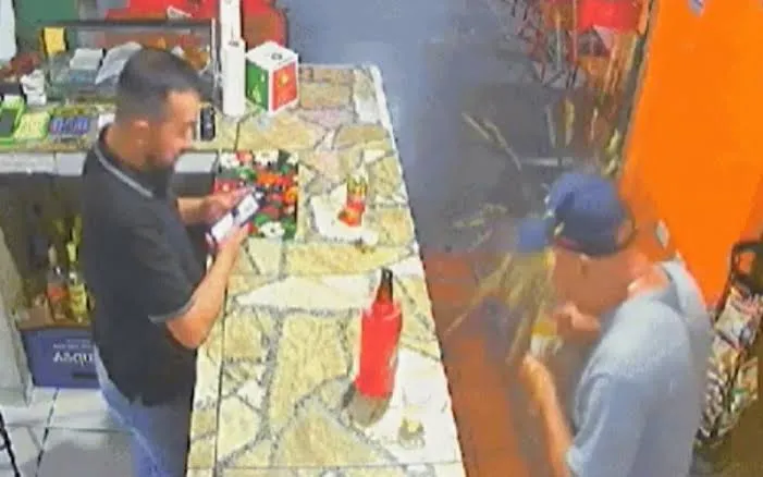 Coxinha Explode no Rosto de Cliente em Restaurante
