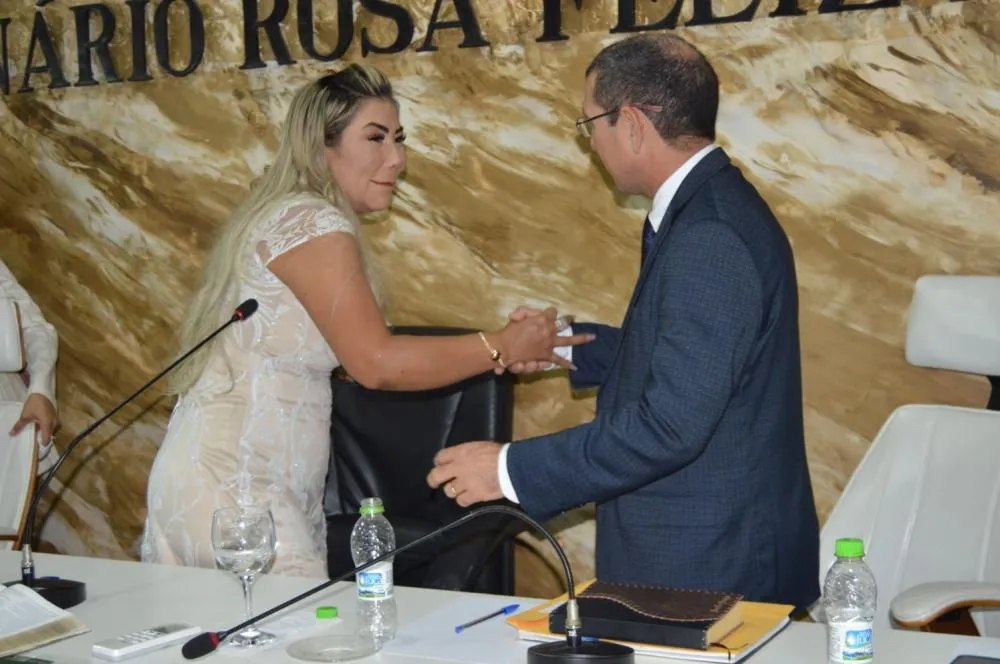 Gilma e Ivail, Comprimentam-se emocionados em cerimônia de posse
